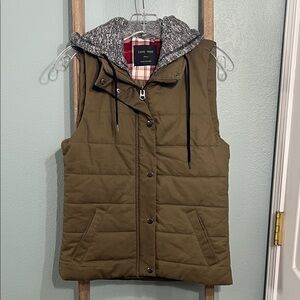 Love Tree Olive Puffer Vest with Gray Hood